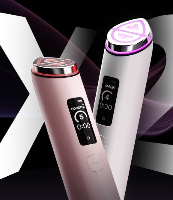 メディキューブの美顔器「ブースタープロX2」のピンクとホワイトの本体2台が並ぶスタイリッシュな製品イメージ。