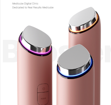 メディキューブ(medicube)の美顔器「ブースターグロウ」のヘッド部分が3つ並んだコンセプト画像。ヘッドの周囲にあるLEDリングがそれぞれピンク、イエロー、ブルーに点灯している。