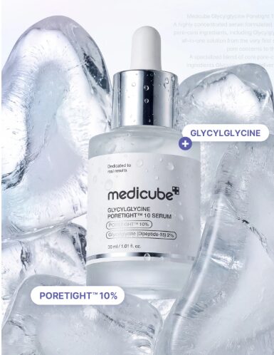氷に囲まれたメディキューブ「グリシルグリシン PORETIGHT 10 SERUM」の製品ボトル画像。主要成分であるグリシルグリシンとポアタイト10%の配合をアピールするイメージ。