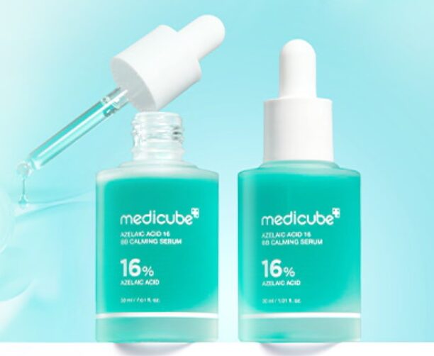 メディキューブ(medicube)のアゼライン酸16%配合美容液「AZELAIC ACID 16 IB CALMING SERUM」の製品ボトル画像。緑色のパッケージで、スポイト付きのボトルが並んでいる。